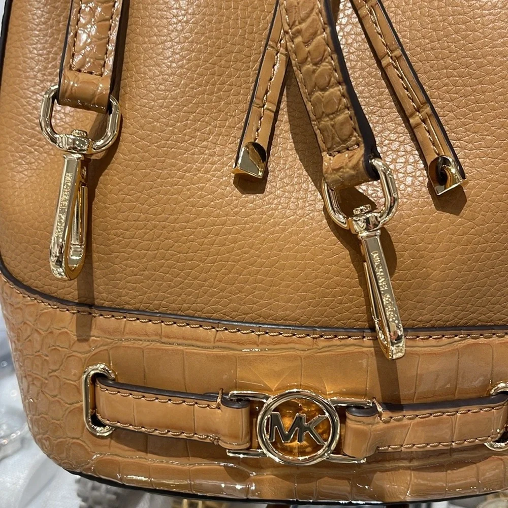 MICHAEL KORS Reed Medium Pebbled Leather Belted Bucket Messenger Satchel Crossb - Picture 10 of 16